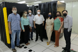 Imagem: O reitor juntamente com outros servidores, em pé, na sala-cofre da STI (Foto: Ribamar Neto/UFC) 