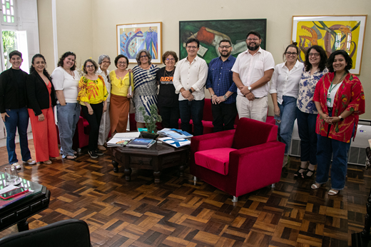 Imagem: De pé, no Gabinete da Reitoria, o reitor Custódio Almeida (ao centro, de camisa branca) recebe 13 representantes de segmentos que atuam na proteção da infância e da adolescência. (Foto: Ribamar Neto/ UFC Informa)