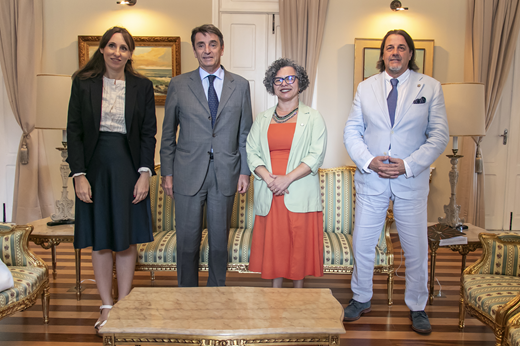 Imagem: De pé, no Salão Dourado, da esquerda para a direita: Nicoletta Fioroni (consulesa da Itália no Nordeste); Alessandro Cortese (embaixador da Itália no Brasil); Profª Diana Azevedo (vice-reitora no exercício da Reitoria) e Vittorio Ghia (cônsul honorário da Itália em Fortaleza. (Foto: Álvaro Graça Jr./ UFC Informa)