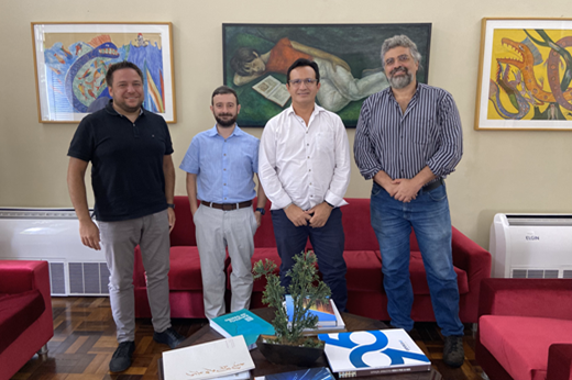 De pé, no Gabinete do Reitor, da esquerda para a direita: Gustavo Villena (Instituto Norberto Bobbio), César Mortari (Instituto Norberto Bobbio), Prof. Custódio Almeida (reitor da UFC) e Prof. Newton Albuquerque (FADIR). (Foto: Simone Faustino/ CAPI-GR)