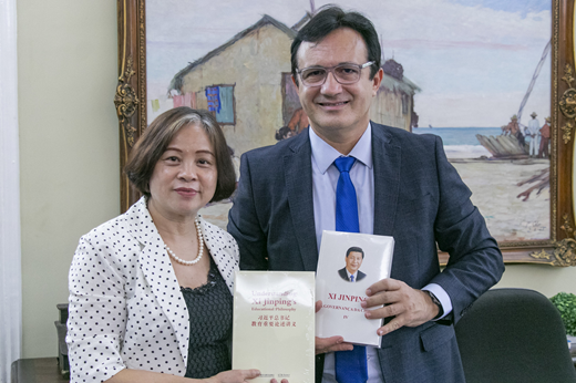 Imagem: A cônsul-geral da China no Brasil, Lan Heping, presenteou o reitor da UFC, Prof. Custódio Almeida, com livros sobre a política chinesa (Foto: Álvaro Graça Jr./UFC)