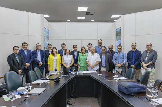 De pé, 14 homens e 3 mulheres posam na sala de reuniões da Secretaria do Desenvolvimento Econômico. (Foto: Álvaro Graça Jr./ UFC Informa)