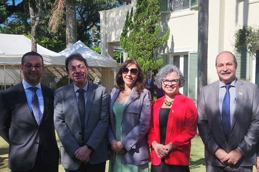 Imagem: De pé, em uma área externa, três homens e duas mulheres posam durante o lançamento do edital. A Profª Diana Azevedo (vice-reitora da UFC) é a quarta, da esquerda para a direita. (Foto: Divulgação)