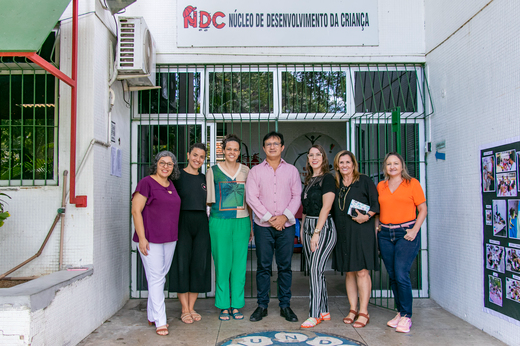 Imagem: Reitor Custódio Almeida posa com a diretora e parte da equipe pedagógica do NDC CAp em frente à sede da unidade de educação infantil. (Foto: Álvaro Graça Jr./UFC Informa)