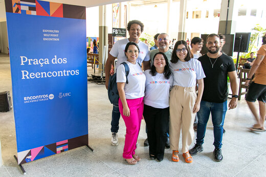 Imagem: Foto posada de participantes da organização dos Encontros Universitários da UFC