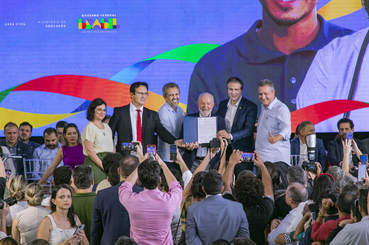 Imagem: Ministra Nísia Trindade (Saúde), reitor Custódio Almeida (UFC), governador Elmano de Freitas, Presidente Lula, ministro Camilo Santana (Educação) e ministro Rui Costa (Casa Civil) seguram juntos protocolo de intenções para repase de recursos do PAC para construção do Campus Iracema e do novo Hospital Universitário da UFC. (Foto: Álvaro Graça Jr./ UFC Informa) 