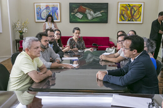 Sentados à mesa, prefeito, reitor, vice-reitora e assessores discutem pautas em comum. (Foto: Álvaro Graça Jr./UFC Informa)