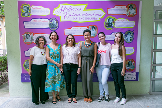 Seis mulheres posam na frente do painel "Mulheres Extraordinárias da Engenharia". (Foto: Álvaro Graça Jr./ UFC Informa)