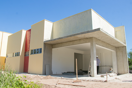 Imagem: Vista lateral do prédio em construção da Central Analítica. (Foto: Ribamar Neto/ UFC Informa)