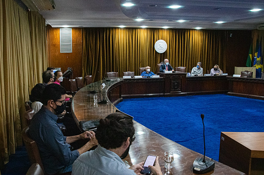 Imagem mostra pesquisadores e gestão superior reunidos no Conselho Universitário