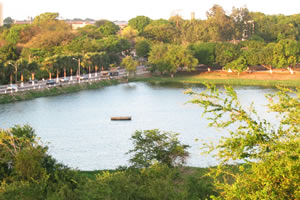 Foto panorâmica do Açúde Santo Anastácio no Campus do Pici.