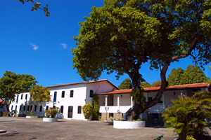 Foto do pátio interno da Casa de José de Alencar, com vista da fachada lateral do prédio.