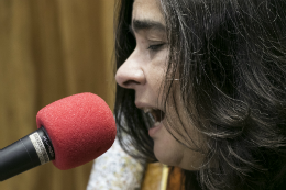 Imagem: A cantora e compositora Mona Gadelha é uma das entrevistadas da temporada da série Terra do Som (Foto: Viktor Braga/UFC)