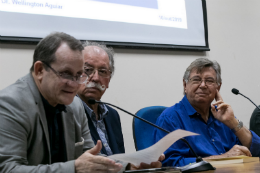 Imagem: Na mesa  do painel, os professores Wellington Aguiar, do Centro Universitário Estácio do Ceará; Roberto Briceño-León, da Universidade Central da Venezuela; e César Barreira (UFC) (Foto: Viktor Braga)