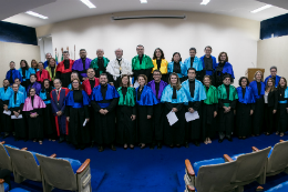 Imagem: Empossados juntos para a foto oficial, ao lado do reitor e de outras autoridades acadêmicas (Foto: Viktor Braga/UFC)