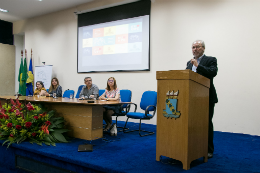 Imagem do reitor Cândido Albuquerque discursando no púlpito do auditório