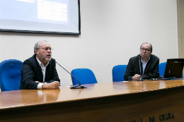 Foto do reitor Cândido Albuquerque e do prof. José Lassance na mesa do Auditório da Reitoria da UFC