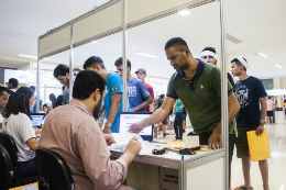 Imagem dos estudantes na fila da matrícula