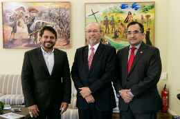 Imagem: O presidente do Conselho Diretor da ARCE, Hélio Winston, o reitor Cândido Albuquerque e o integrante do Conselho Diretor da ARCE, Jardson Cruz (Foto: Viktor Braga/UFC)