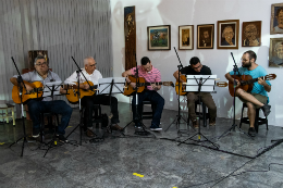 Imagem: grupo de homens tocando violão