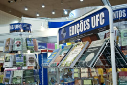 Imagem: Livros editados pela UFC em estande na X Bienal Internacional do Livro do Ceará