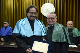 Imagem: O Vice-Reitor, Henry Campos, entregou a Vivaldo Moura Neto o título de professor honoris causa da UFC