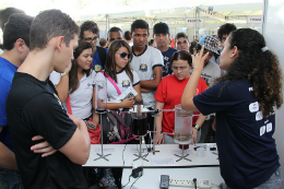 Imagem: Na Feira das Profissões, estudantes montam estandes de seus cursos e apresentam detalhes sobre a profissão a estudantes de ensino médio (Foto: Igor Grazianno)