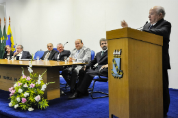 Imagem: O ex-Reitor Roberto Cláudio agradeceu, emocionado, pela homenagem ao pai. O prefeito de Fortaleza, Roberto Cláudio, neto do homenageado, também participou da solenidade (Foto: Ribamar Neto)