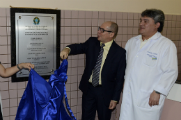 Imagem: O Reitor da UFC, Jesualdo Farias, e o superintendente do Complexo Hospitalar, Florentino Cardoso, estiveram à frente da solenidade de inauguração