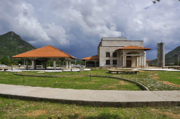 Imagem: Entrada do Jardim de Anita no terreno com obras já iniciadas em Itapajé (Foto: Ribamar Neto)