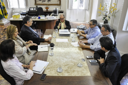 Imagem: Reitor recebe a comitiva do Instituto Marquês de Valle Flor, de Portugal (Foto: Rafael Cavalcante)