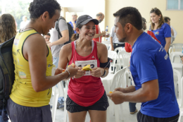 Imagem: Pessoas que participaram da minimaratona conversam