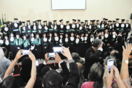 Imagem: Os 68 formandos de Medicina em momento descontraído (Foto: Guilherme Braga)