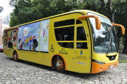 Imagem: O ônibus BrincarMóvel está aberto à visitação nos Jardins da Reitoria (Foto: Ribamar Neto)