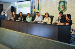 Imagem: Participaram da solenidade, no Palácio da Abolição, o Governador Camilo Santana, a Vice-Governadora Izolda Cela, a Presidente do IMP, Maria da Penha, a Pró-Reitora de Extensão da UFC, Márcia Machado, e o chefe de gabinete do governador, Élcio Batista (Foto: Ribamar Neto) 