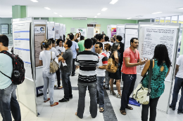 Imagem: Alunos conversando em frente a painéis durante Encontro de Práticas Docentes de 2013