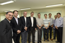 Imagem: Professor Rodrigo Porto; Carlos Almir Monteiro de Holanda; ministro das Comunicações André Figueiredo;  assessor do Ministério, Prof. Flávio Lenz; professores Charles Casimiro, André Férrer, Emanuel Bezerra Rodrigues, Yuri Carvalho Barbosa Silva e Tarcisio Ferreira Maciel (Foto: Jr. Panela)