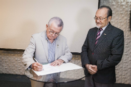 Imagem: Reitor da UFC, Prof. Henry Campos, e Reitor do ITA, Prof. Fernando Toshinori Sakane (Foto: Carlos Gibaja/Governo do Estado)