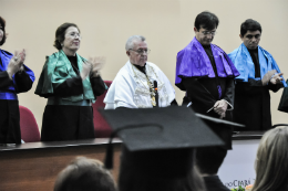 Imagem: Reitor Henry Campos congratulou os novos "colegas médicos" (Foto: Ribamar Neto)