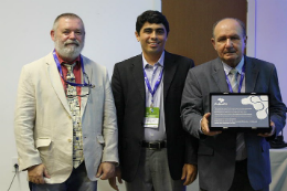 Imagem: Prof. Luiz Fernando Oliveira (coordenador do IV ENBRAER); Prof. Antonio Gomes de Souza Filho, pró-reitor adjunto de Pesquisa e Pós-Graduação da UFC; e Prof. Josué Mendes Filho (Foto: Divulgação)