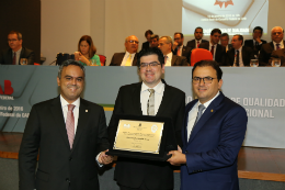 Imagem: Presidente da OAB-CE, advogado Marcelo Mota; Prof. William Paiva Marques Júnior, coordenador do Curso de Direito da UFC; e o Presidente Nacional da OAB, advogado Marcus Vinícius Furtado Côelho (Foto: Divulgação)