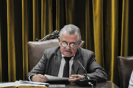 Imagem: Reitor Henry Campos sentado lendo um documento