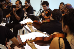 Imagem: Músicos da Orquestra Sinfônica da UFC tocando em ensaio