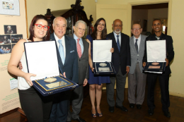 Imagem: A estudante Luciana Silva (ao centro), do Curso de Letras-Inglês da UFC, foi uma das premiadas no 16º Prêmio Literário Escritor Universitário Alceu Amoroso Lima (Foto: Divulgação)