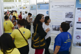 Imagem: Alunos apresentando trabalho nos Encontros Universitários