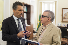 Imagem: Prof. José Fernando Mendes, da Universidade de Aveiro, foi recebido pelo Reitor da UFC em seu gabinete (Foto: Jr. Panela/UFC)