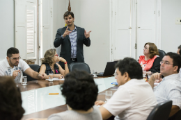 Imagem: O arquivista Rodrigo Nogueira, coordenador de protocolo da UnB, apresentou a experiência da universidade na implantação do Sistema Eletrônico de Informações (Foto: Ribamar Neto/UFC)