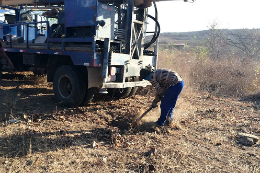 Imagem: Foto de homem com enxada em área do semiárido