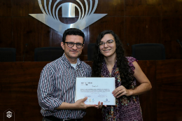 Imagem: Com o trabalho “Planejamento de aula e tecnologias digitais da informação e comunicação: a formação docente em tecnodocência”, orientado pela Profª Luciana de Lima, do UFC Virtual, Gabriela foi agraciada com o primeiro lugar do Prêmio Destaque Iniciação Científica 2016 (Foto: Getúlio Abreu/Unifor)