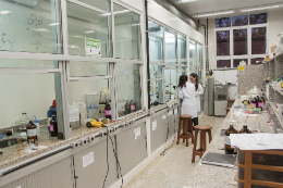 Imagem: A infraestrutura de laboratórios é um dos pontos avaliados por estudantes e professores (Foto: Ribamar Neto/UFC)